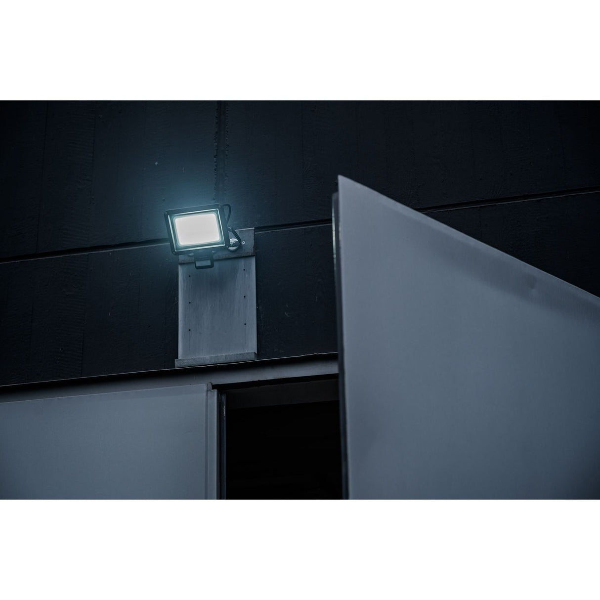 Brennenstuhl JARO 7060 P LED Spotlight with Motion Detector | 50W | 5800 Lumen | IP65