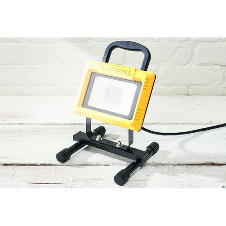 Faithfull 20W Site Light 2000 Lumen With Tripod 110V